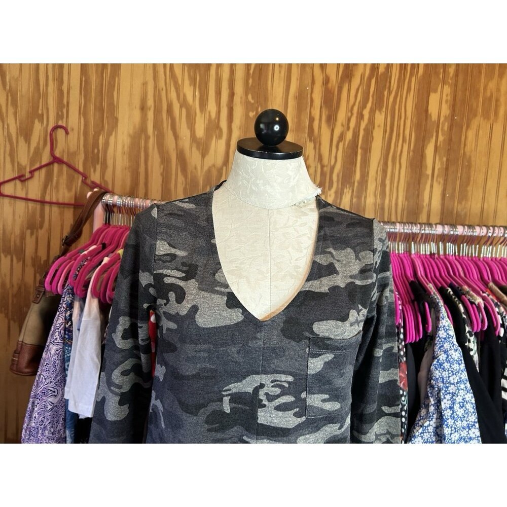 Sanctuary Women's V-Neck Cozy Pocket Sleeve Top in Distressed Camo Size XS - Picture 5 of 11